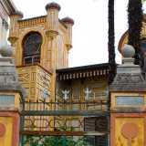 Sulle due colonne di ingresso troviamo un nome inciso: Leonardo Cuscianna. Si tratta di colui che alla fine dell�800 costru� la villa